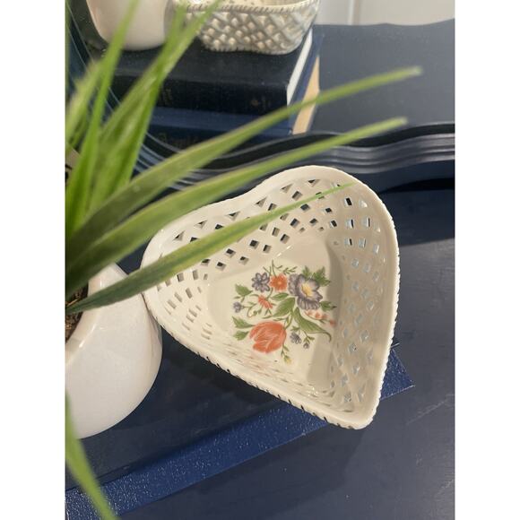 White Floral Heart Ceramic Bowl Lattice Detail Cottage Core Trinket Dish - Picture 2 of 7